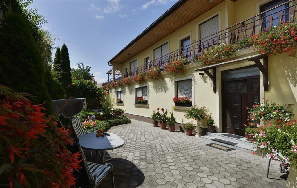 Hotel Blumenhof Wegleitner Illmitz Esterno foto